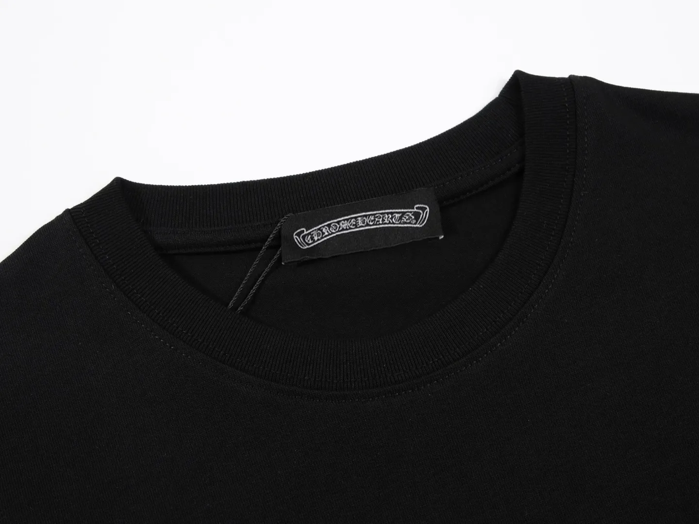 🅿️170 Croix Heart Short Sleeve - Made of 280g double yarn pure cotton, the fabric color is custom-dyed and will not shrink or fade. Comfortable to the touch and super texture❤️Full set of accessories. A must-have for trendy men and trendy women, the classic off-shoulder slightly wide version is available exclusively from stock!           ⚠ Top version official website quality ❕ Color: White Black Size: S M L XL Crowd: Same style for men and women